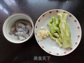 西兰花梗炒虾仁的做法步调：1