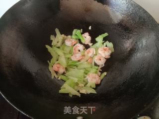 西兰花梗炒虾仁的做法步调：5