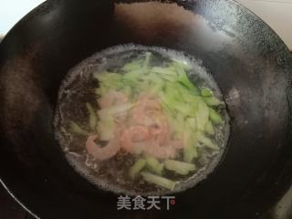 西兰花梗炒虾仁的做法步调：3
