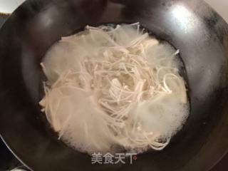 金针菇拌菠菜的做法步调：3
