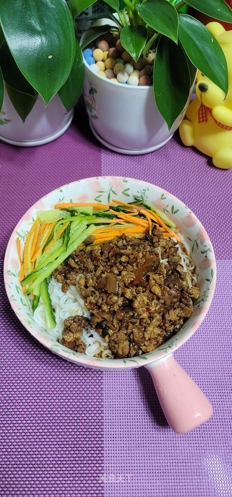 喷鼻辣肉酱拌米粉的做法