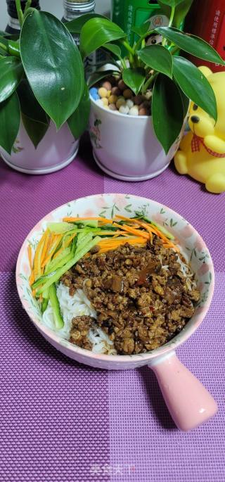 喷鼻辣肉酱拌米粉的做法步调：8