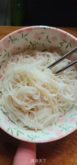 喷鼻辣肉酱拌米粉的做法步调：6