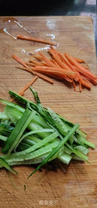 喷鼻辣肉酱拌米粉的做法步调：2