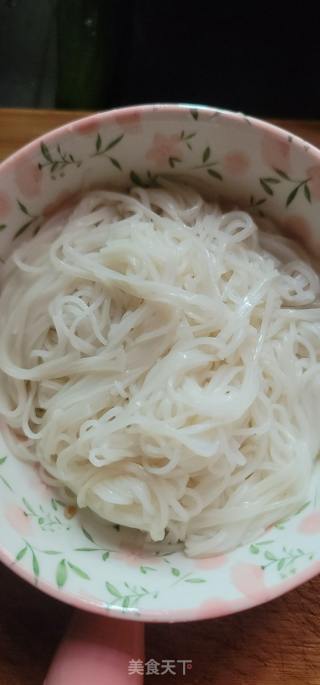 喷鼻辣肉酱拌米粉的做法步调：5