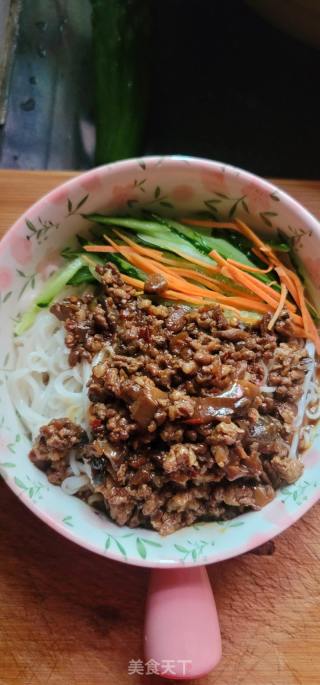 喷鼻辣肉酱拌米粉的做法步调：7