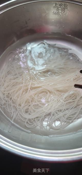 喷鼻辣肉酱拌米粉的做法步调：4