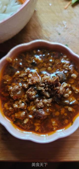 喷鼻辣肉酱拌米粉的做法步调：3