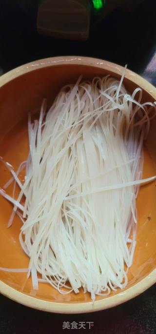 喷鼻辣肉酱拌米粉的做法步调：1