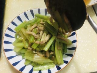芹菜炒肉丝的做法步调：7