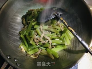 芹菜炒肉丝的做法步调：5