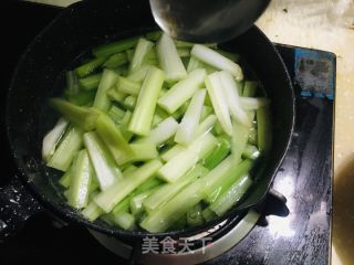 芹菜炒肉丝的做法步调：1