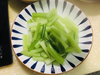 芹菜炒肉丝的做法步调：2