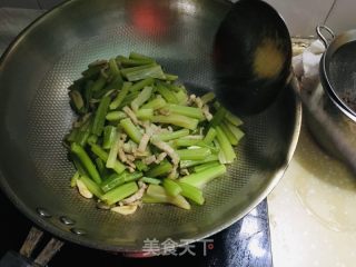 芹菜炒肉丝的做法步调：6
