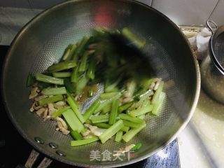 芹菜炒肉丝的做法步调：4