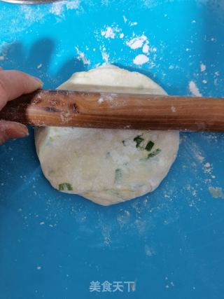 家常葱花饼的做法步调：10