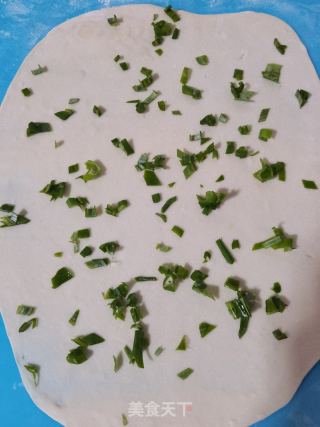 家常葱花饼的做法步调：3