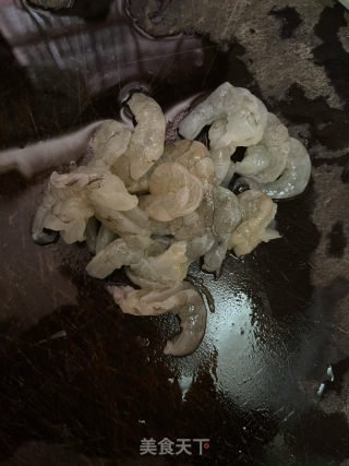 西芹炒虾仁的做法步调：1