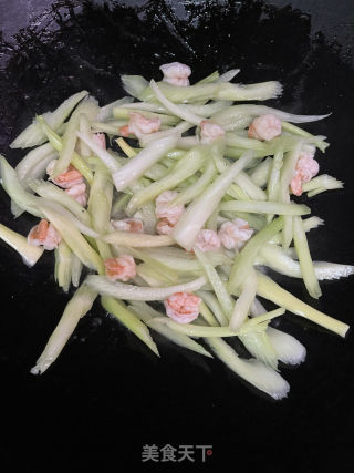 西芹炒虾仁的做法步调：5