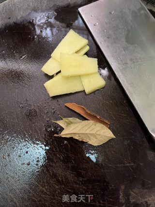 五花肉烧鹌鹑蛋的做法步调：3