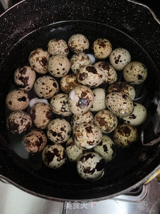 五花肉烧鹌鹑蛋的做法步调：1