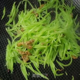 莴笋丝炒油渣的做法步调：8