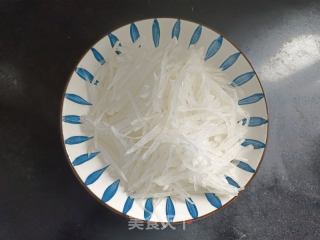 凉拌葱油萝卜丝的做法步调：4