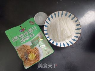 凉拌葱油萝卜丝的做法步调：1