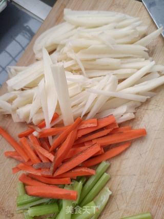 麻辣肠炒藕条的做法步调：2