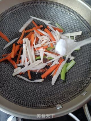 麻辣肠炒藕条的做法步调：9