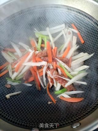麻辣肠炒藕条的做法步调：10