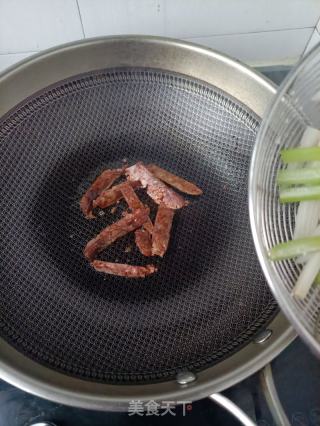 麻辣肠炒藕条的做法步调：8