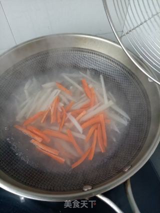 麻辣肠炒藕条的做法步调：4