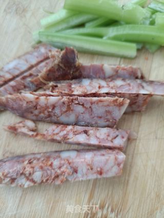 麻辣肠炒藕条的做法步调：3