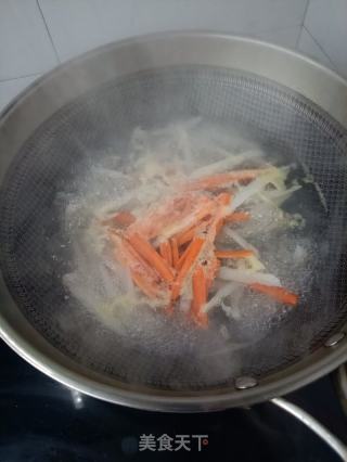麻辣肠炒藕条的做法步调：5