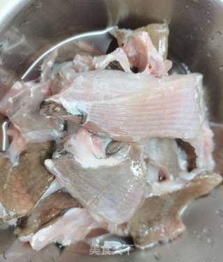 白烧鳐鱼的做法步调：1