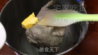 乌芝麻齐麦餐包，坚实有弹性，进口谦谦麦喷鼻战芝麻喷鼻。的做法步调：5