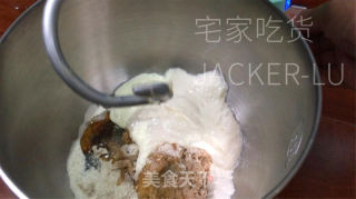 乌芝麻齐麦餐包，坚实有弹性，进口谦谦麦喷鼻战芝麻喷鼻。的做法步调：3