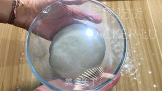 乌芝麻齐麦餐包，坚实有弹性，进口谦谦麦喷鼻战芝麻喷鼻。的做法步调：7