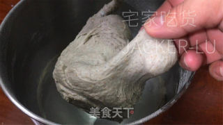 乌芝麻齐麦餐包，坚实有弹性，进口谦谦麦喷鼻战芝麻喷鼻。的做法步调：4