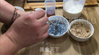 乌芝麻齐麦餐包，坚实有弹性，进口谦谦麦喷鼻战芝麻喷鼻。的做法步调：1