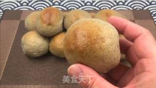 乌芝麻齐麦餐包，坚实有弹性，进口谦谦麦喷鼻战芝麻喷鼻。的做法步调：15