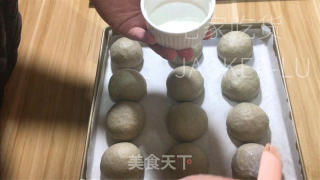 乌芝麻齐麦餐包，坚实有弹性，进口谦谦麦喷鼻战芝麻喷鼻。的做法步调：13