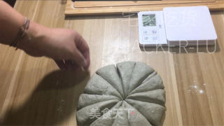 乌芝麻齐麦餐包，坚实有弹性，进口谦谦麦喷鼻战芝麻喷鼻。的做法步调：10