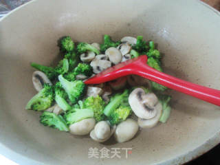 蘑菇炒西兰花的做法步调：7