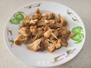猴头菇炒鸡蛋的做法步调：3