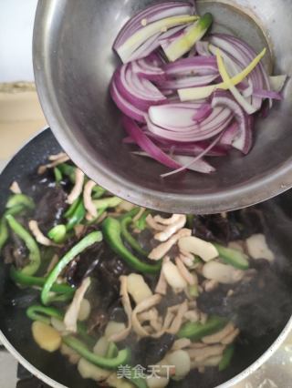 灯笼椒马蹄炒肉丝的做法步调：8