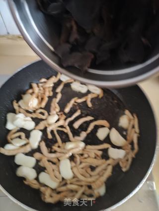 灯笼椒马蹄炒肉丝的做法步调：6