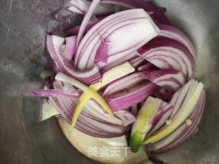 灯笼椒马蹄炒肉丝的做法步调：2