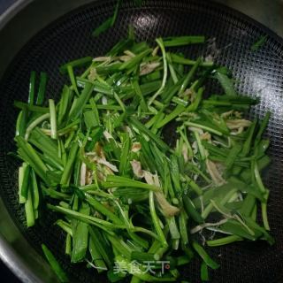 韭菜炒鸡胸肉的做法步调：5